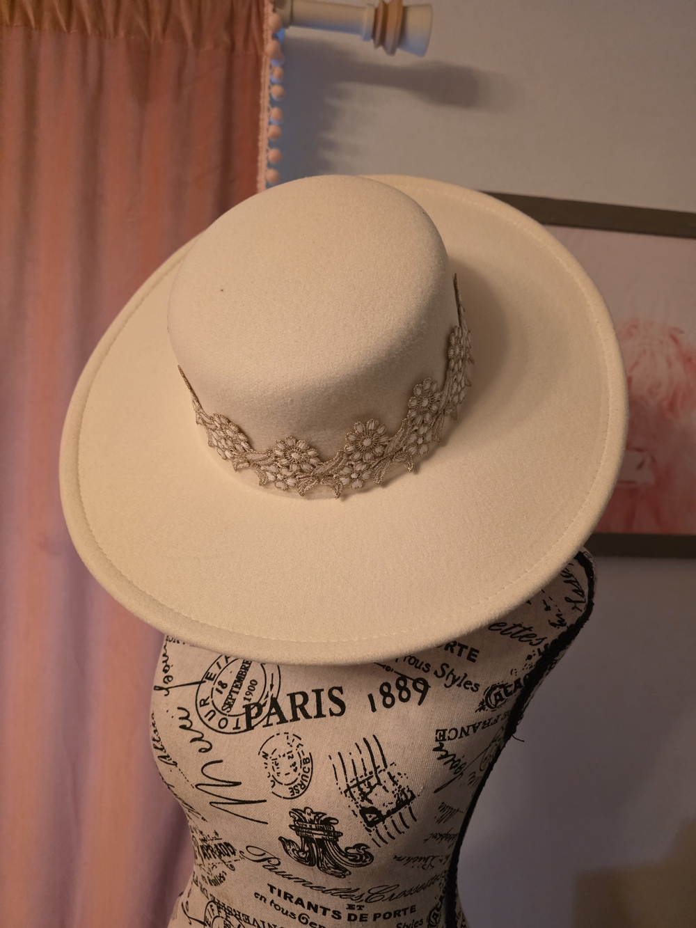 Cream Wide-Brim Decorative Lace Band Wool Hat